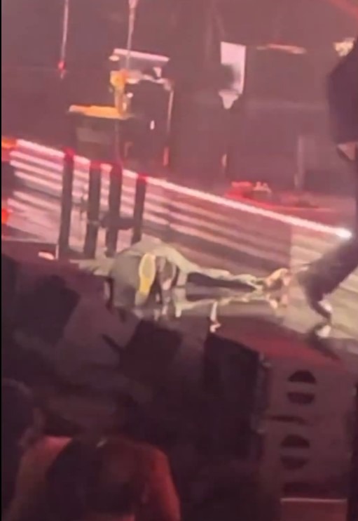 Luis Miguel continuó tendido en el piso durante varios segundos tras la aparatosa caída/Foto: Instagram