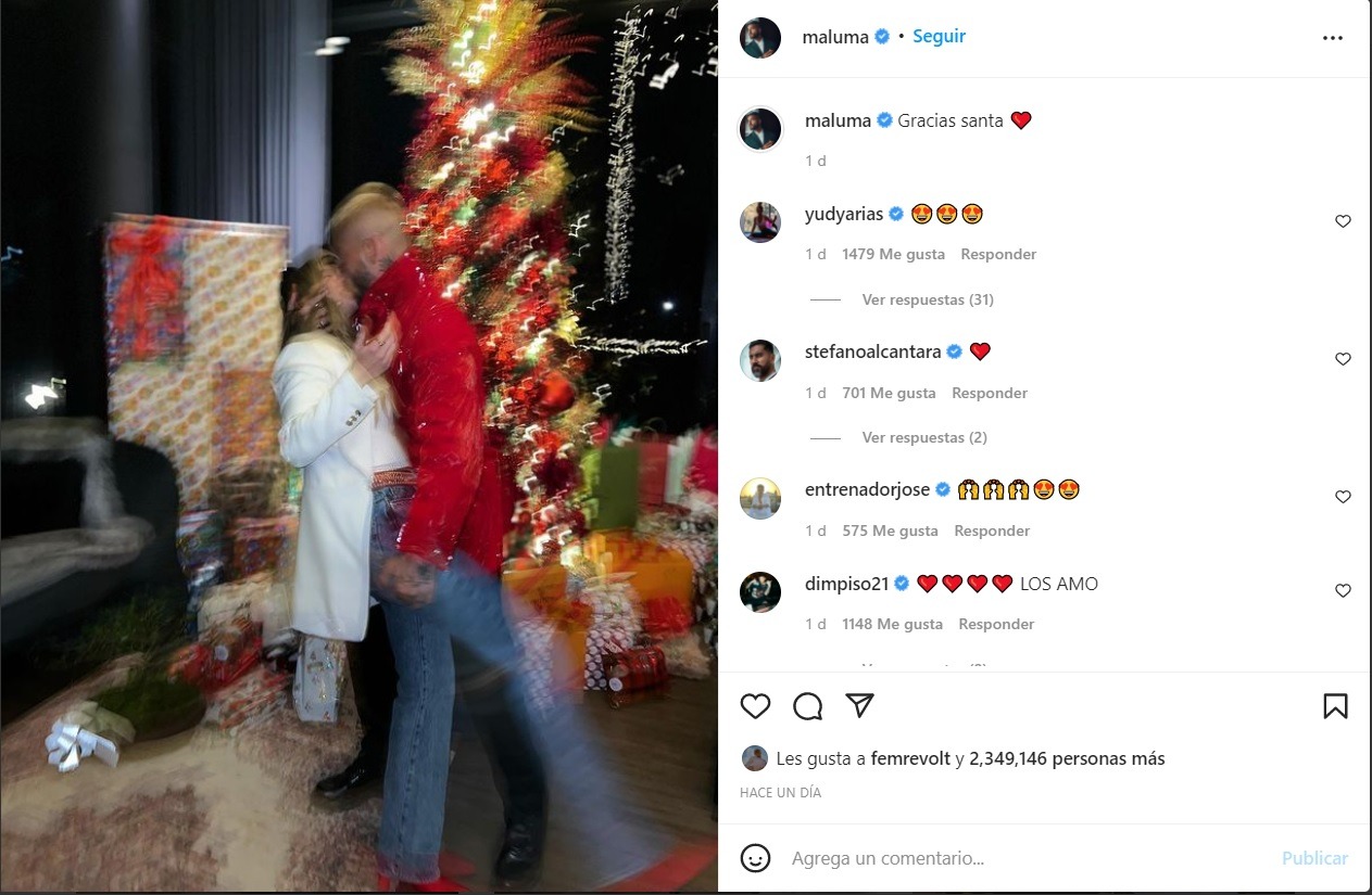 Maluma sorprende al presentar a su nueva pareja con romántica foto en Navidad