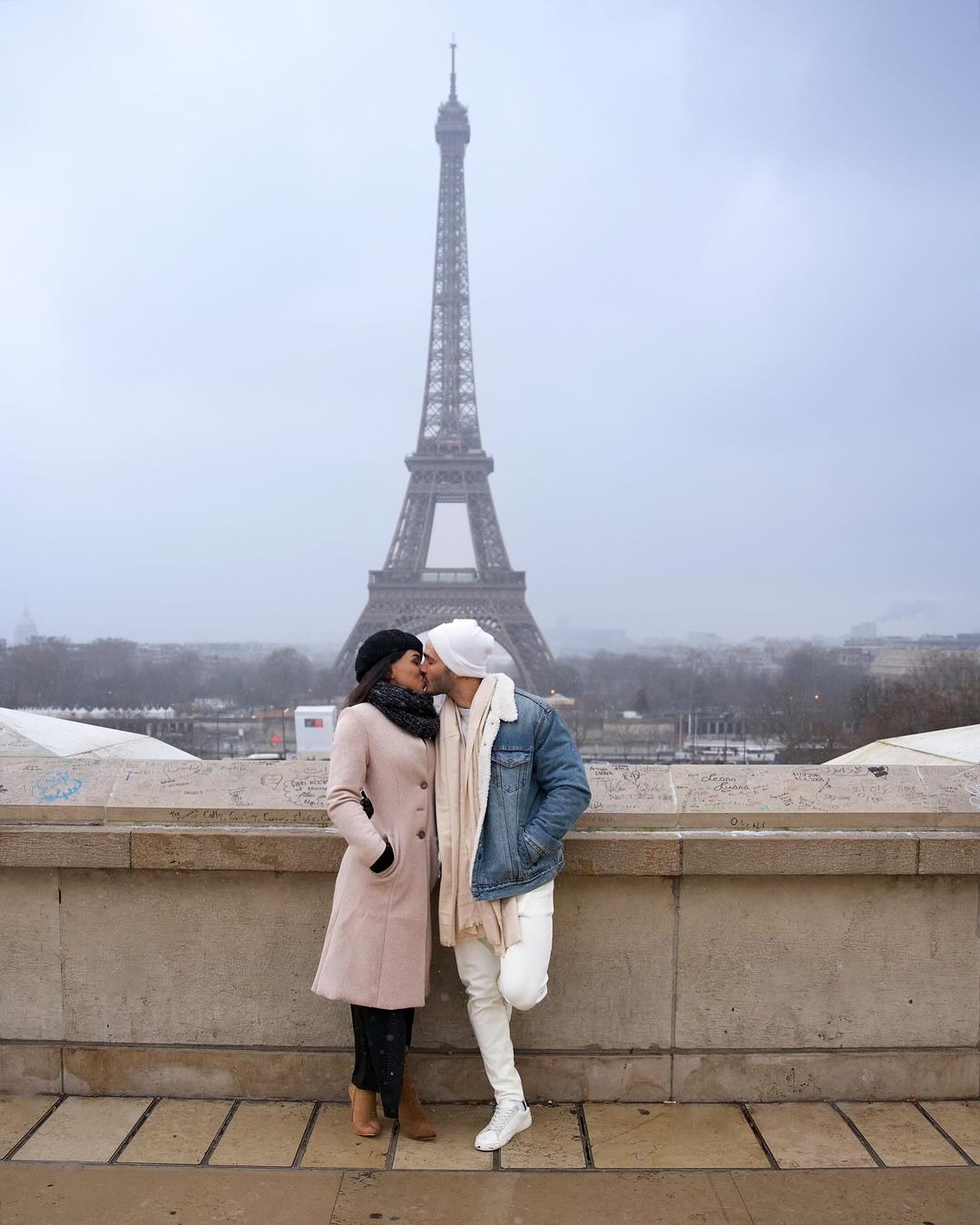 Mario Irivarren y Onelia Molina se dieron romántico beso frente a la Torre Eiffel. Fuente: Instagram