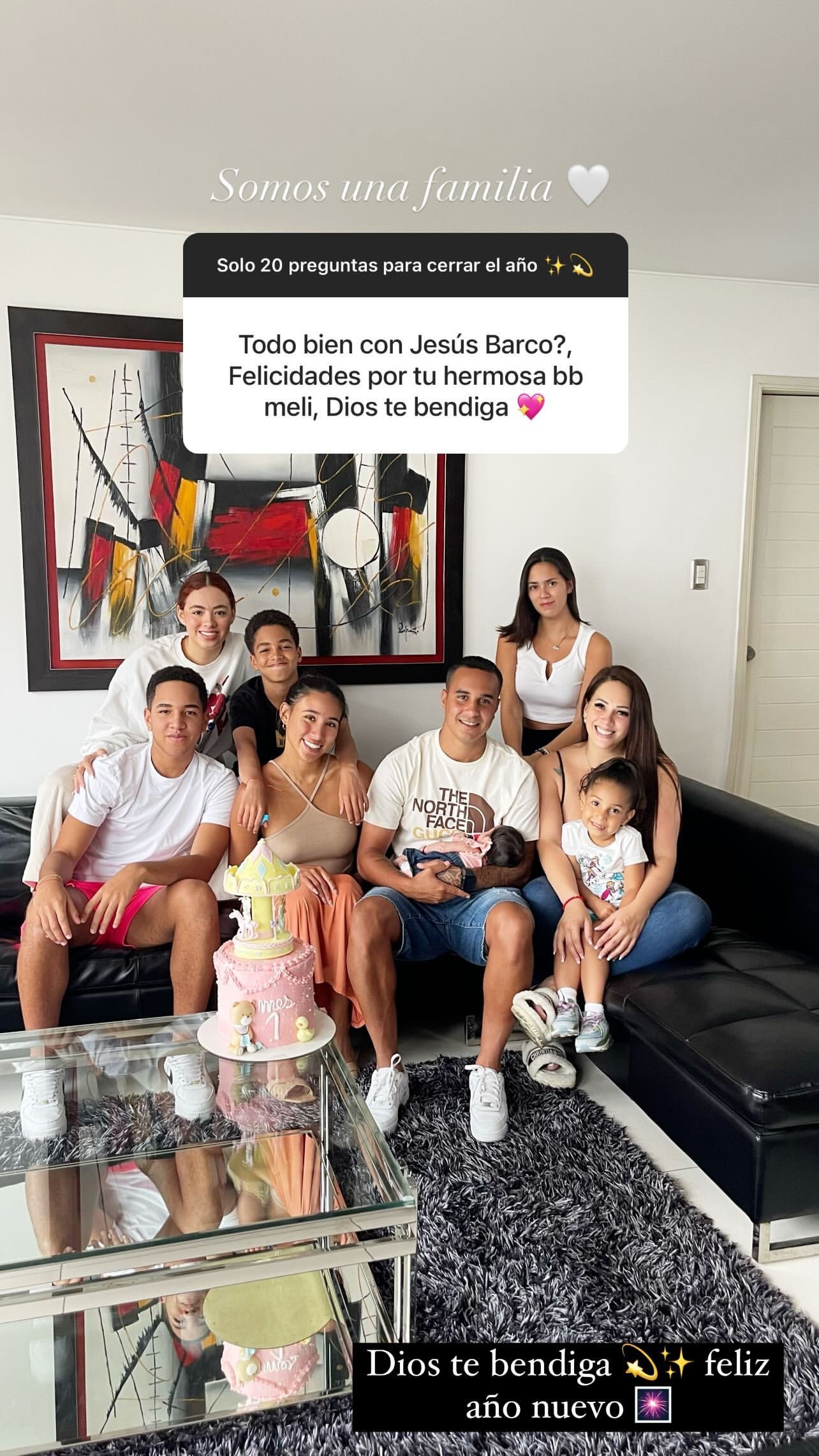 Melissa Klug con sus hijos y Jesús Barco / Instagram