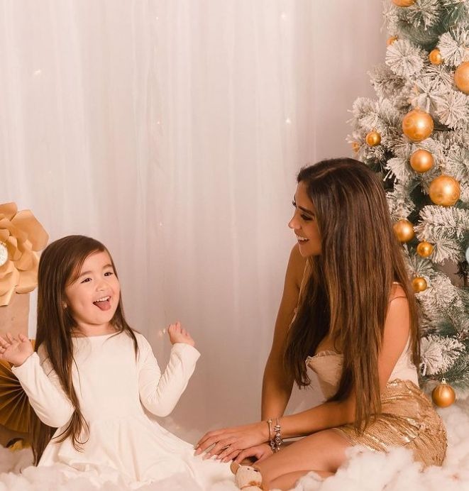 Melissa Paredes difunde sesión de fotos por Navidad con su hija Mía