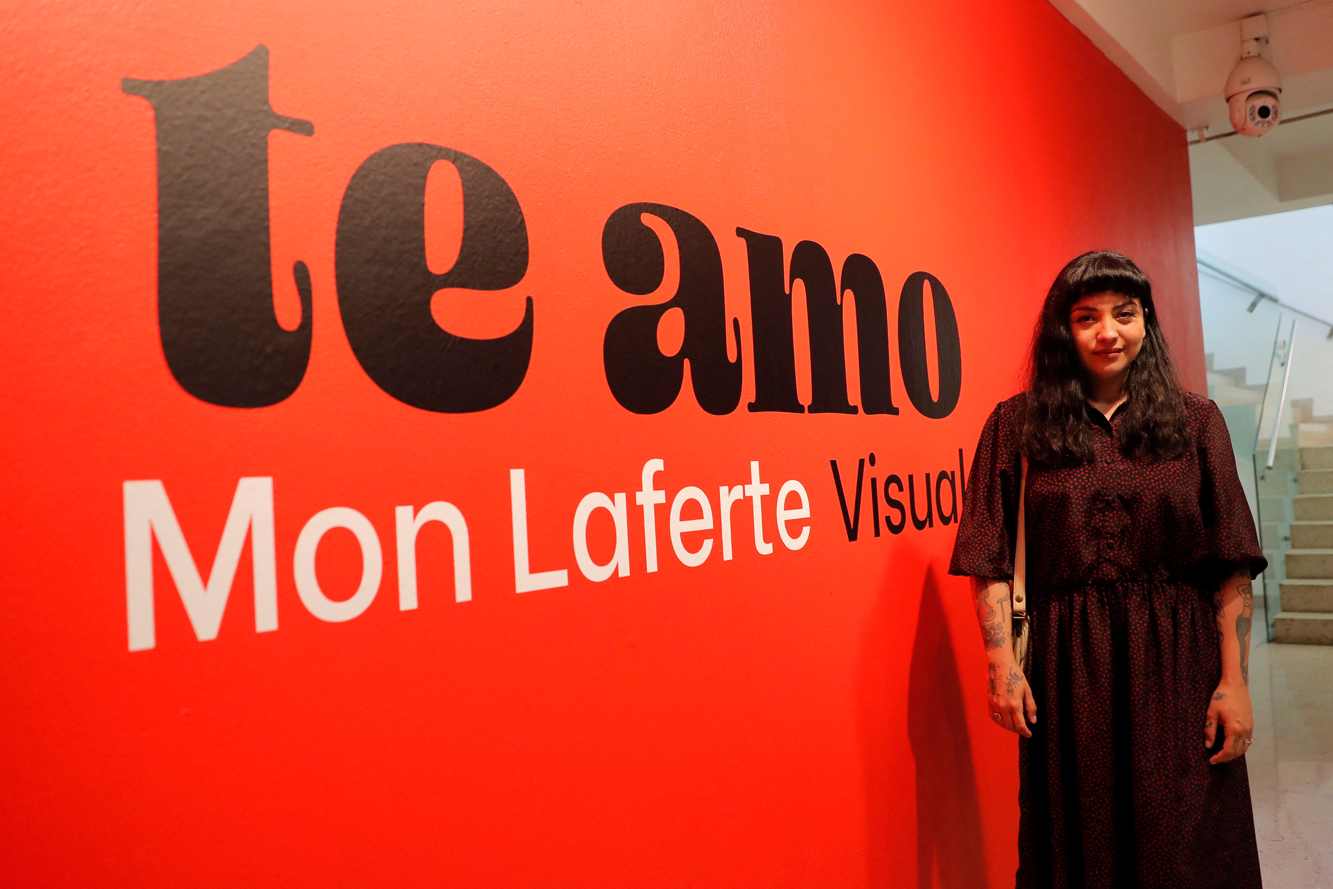 Mon Laferte debutó como artista plástica con gran exposición en Chile
