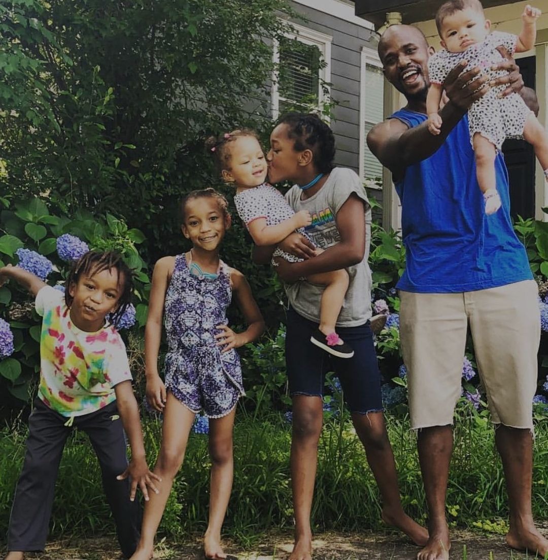 Taraja Ramsess y sus cuatro hijos. Tres de los pequeños fallecieron / Fuente: Instagram