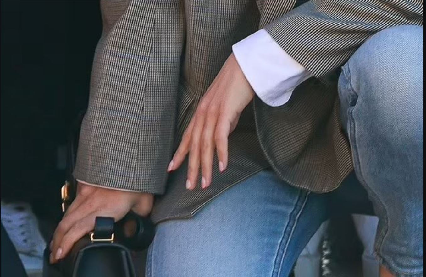 Acercamiento de la mano de la actriz donde se aprecia que no usa su anillo de bodas/ Foto: Angel City FC