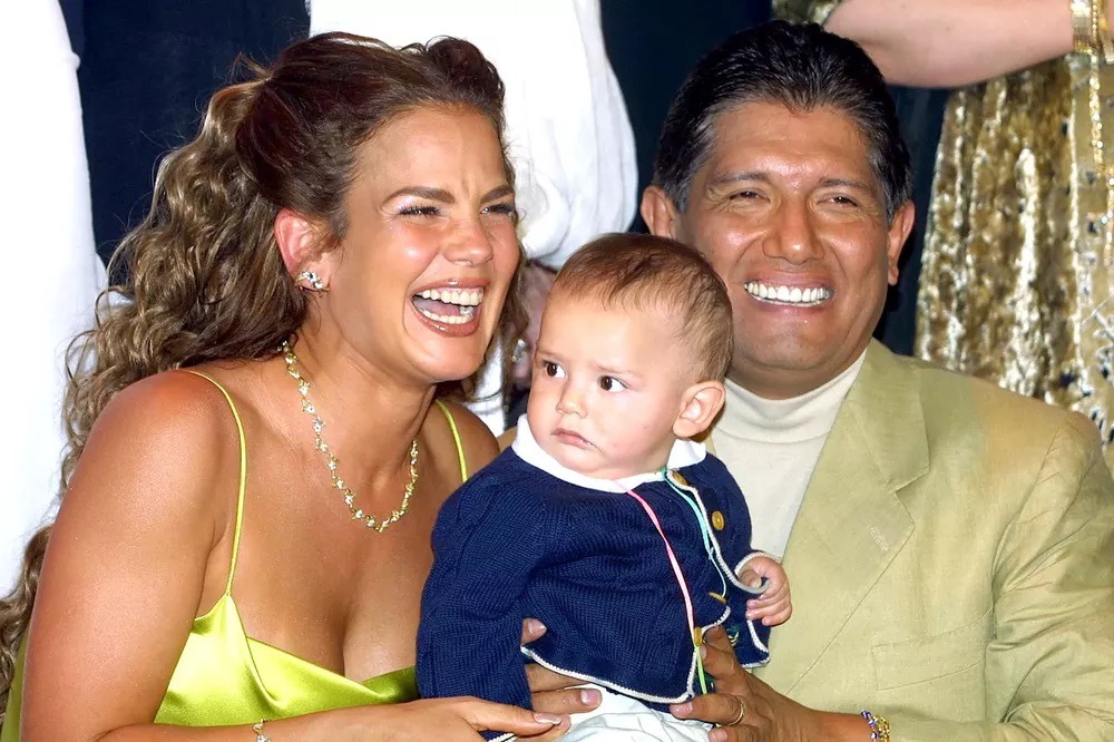 Niurka Marcos y Juan Osorio junto a su hijo Emilio. Fuente: X
