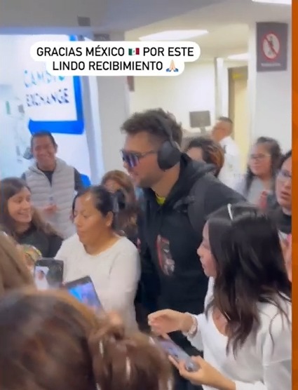 ¡En olor a multitud! Nicola Porcella causó furor en el aeropuerto de México con tremendo recibimiento