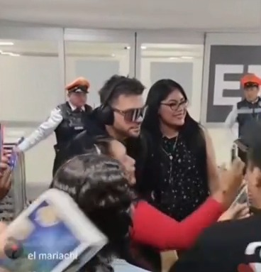 ¡En olor a multitud! Nicola Porcella causó furor en el aeropuerto de México con tremendo recibimiento