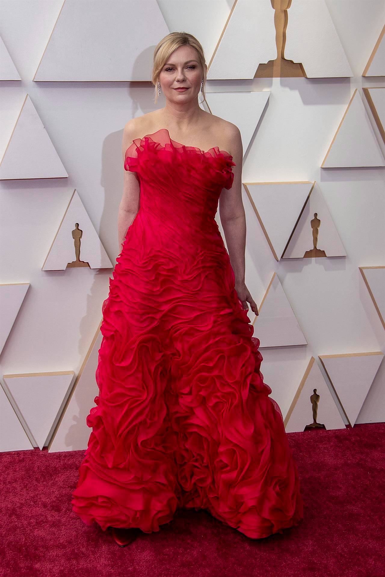 Kirsten Dunst posa en la alfombra roja a su llegada a la entrega de los Premios Óscar hoy, en el Teatro Dolby de Los Ángeles, California (EE.UU.). EFE/ Javier Rojas