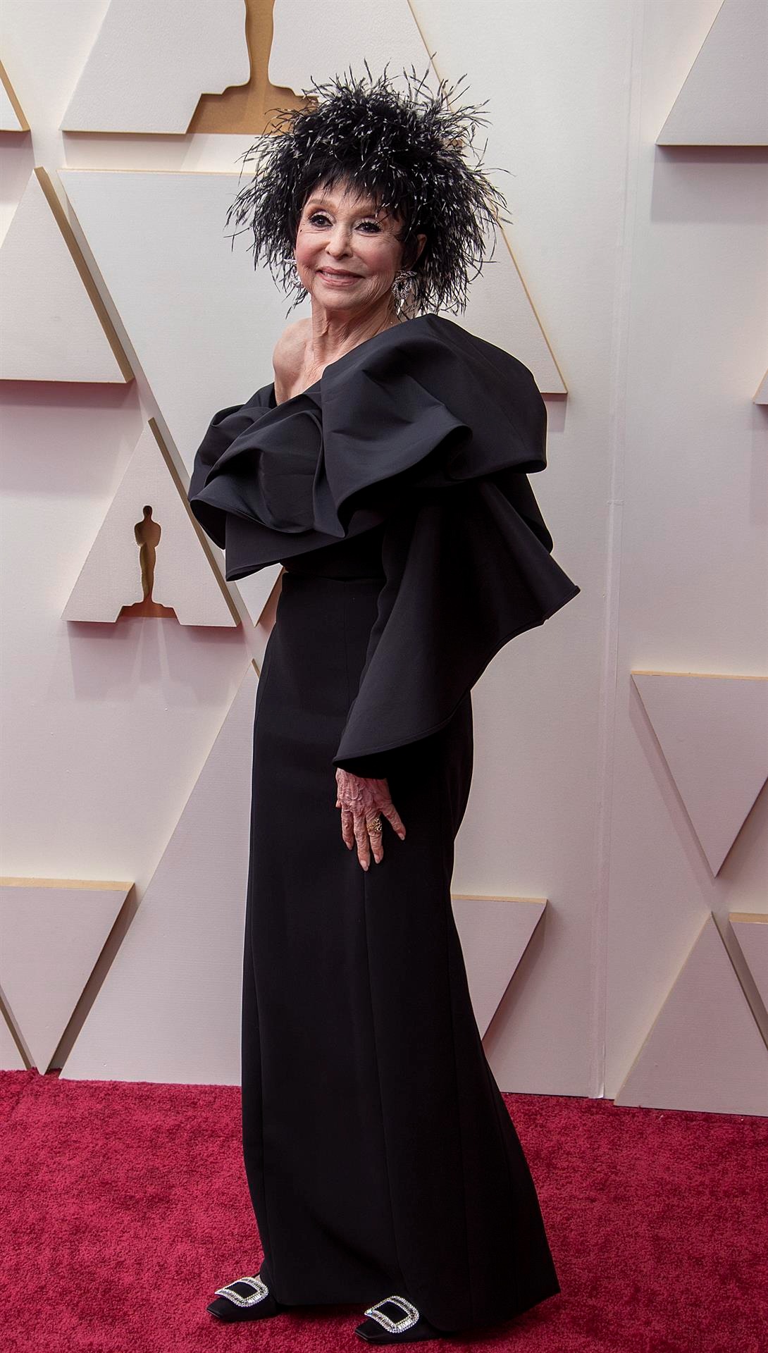 Rita Moreno posa en la alfombra roja a su llegada a la entrega de los Premios Óscar hoy, en el Teatro Dolby de Los Ángeles, California (EE.UU.). EFE/ Javier Rojas