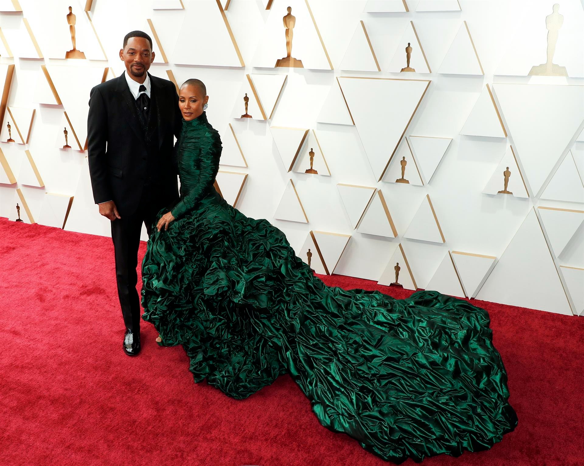 Will Smith y Jada Pinkett Smith posan en la alfombra roja a su llegada a la entrega de los Premios Óscar hoy, en el Teatro Dolby de Los Ángeles, California (EE.UU.).  EFE/EPA/DAVID SWANSON