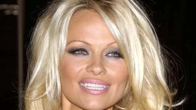 Pamela Anderson reaparece con un rostro muy distinto