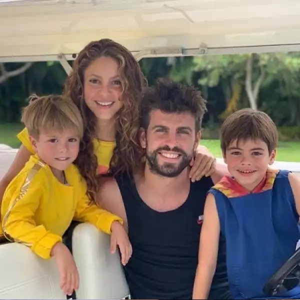 Shakira y Gerard Piqué junto a sus hijos Milan y Sasha. Fuente: Instagram