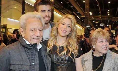 Gerard Piqué junto a Shakira y su exsuegros. Fuente: AFP