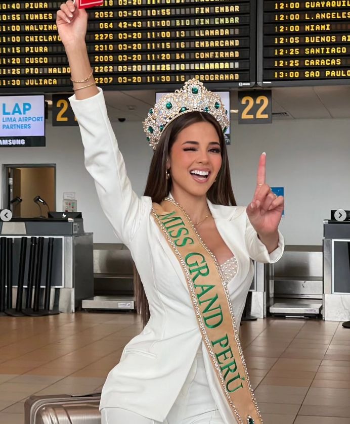 Varias fanáticos de Luciana Fuster llegaron hasta el aeropuerto para despedir a la modelo / Instagram