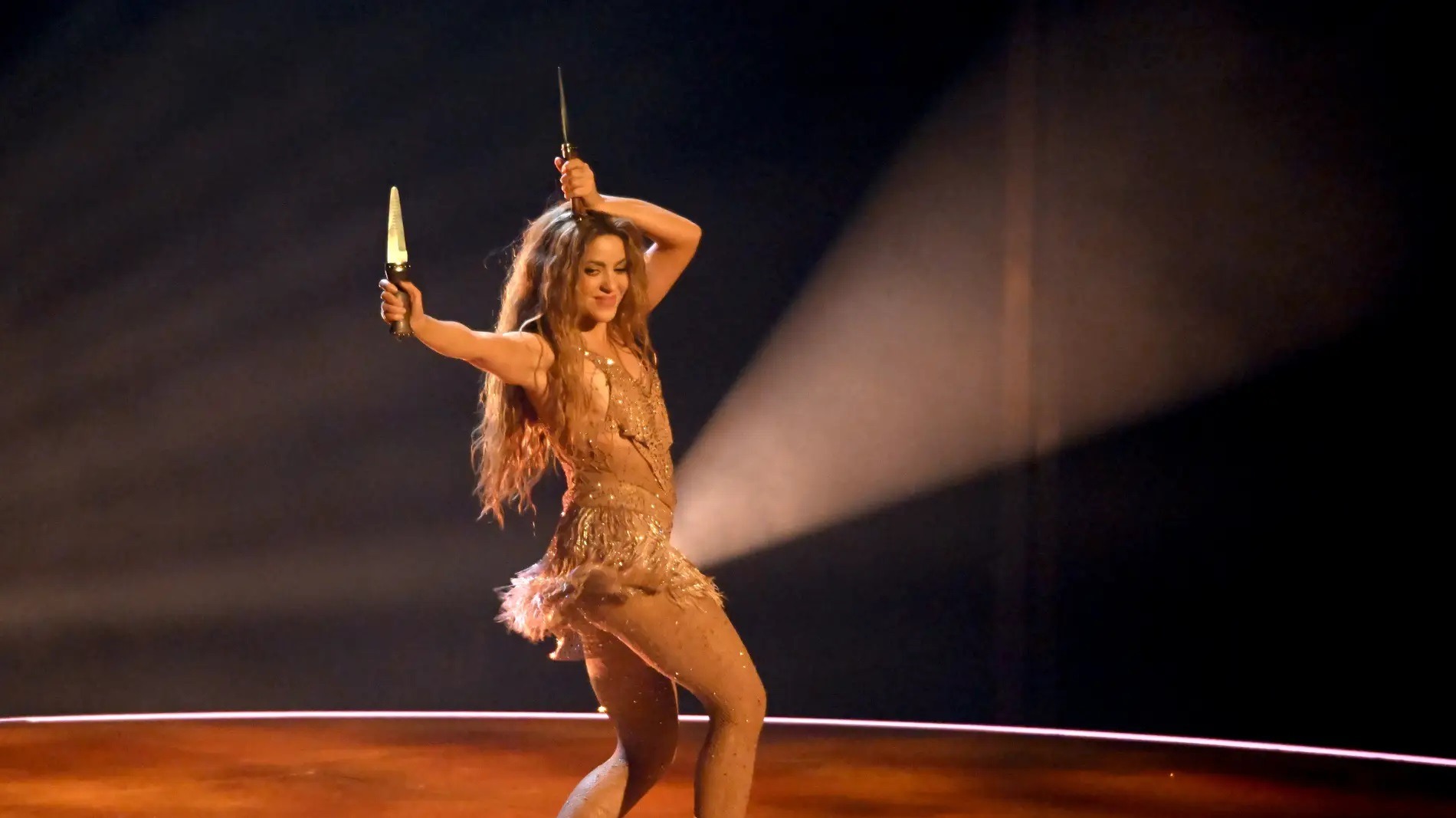 La policía llegó a casa de Britney Spears por video bailando con cuchillos: Imitaba a Shakira