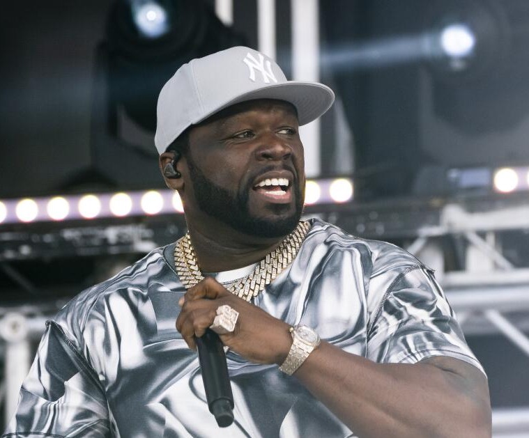Rapero 50 Cent le lanzó un micrófono a locutora radial en pleno concierto ¿Por qué?