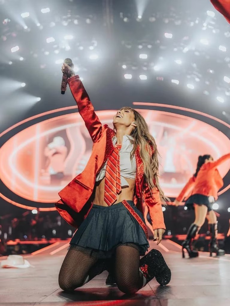 Anahí se lleva duro golpe durante concierto de RBD en Estados Unidos. Fuente: Instagram