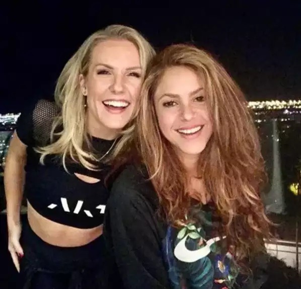 Anna Kaiser junto a Shakira años atrás. Fuente: Instagram