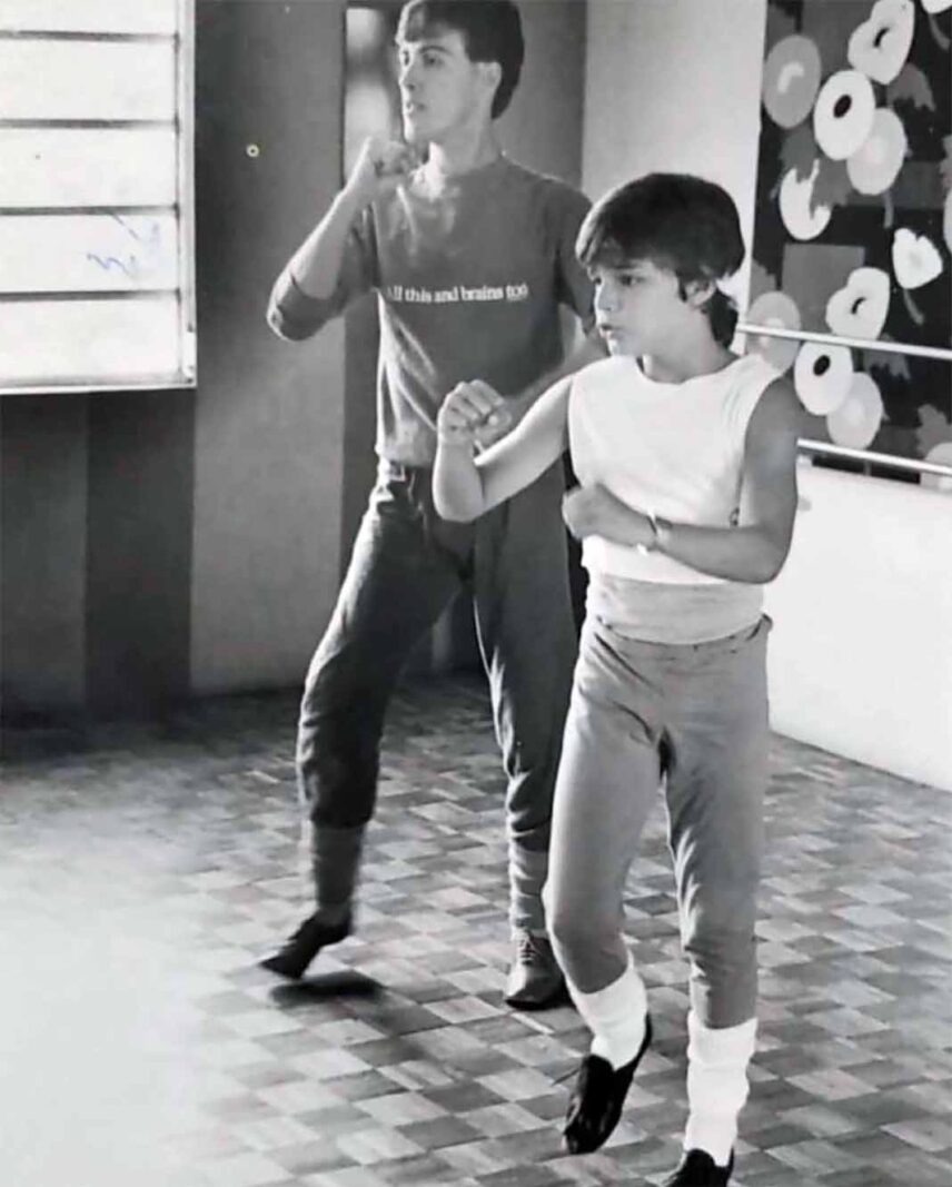 Ricky Martin a los 11 años ensayando una coreografía para 'Menudo' en 1984 / Foto: Internet