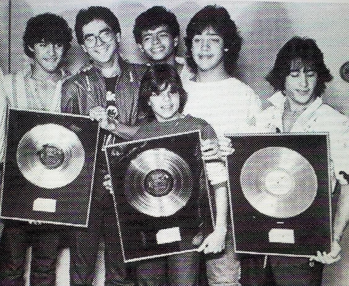 Edgardo Díaz fundador de Menudo junto a los miembros de la agrupación en la foto aparece Ricky Martin / Foto: Internet