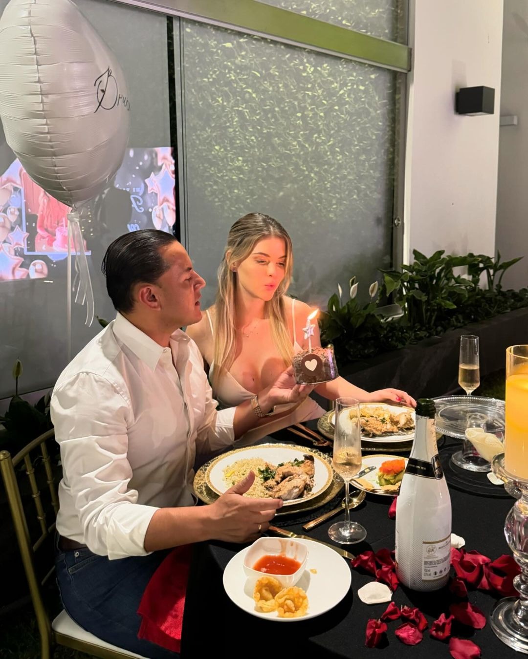 Richard Acuña organizó una cena como sorpresa de cumpleaños para su esposa Brunella Horna/Foto: Instagram