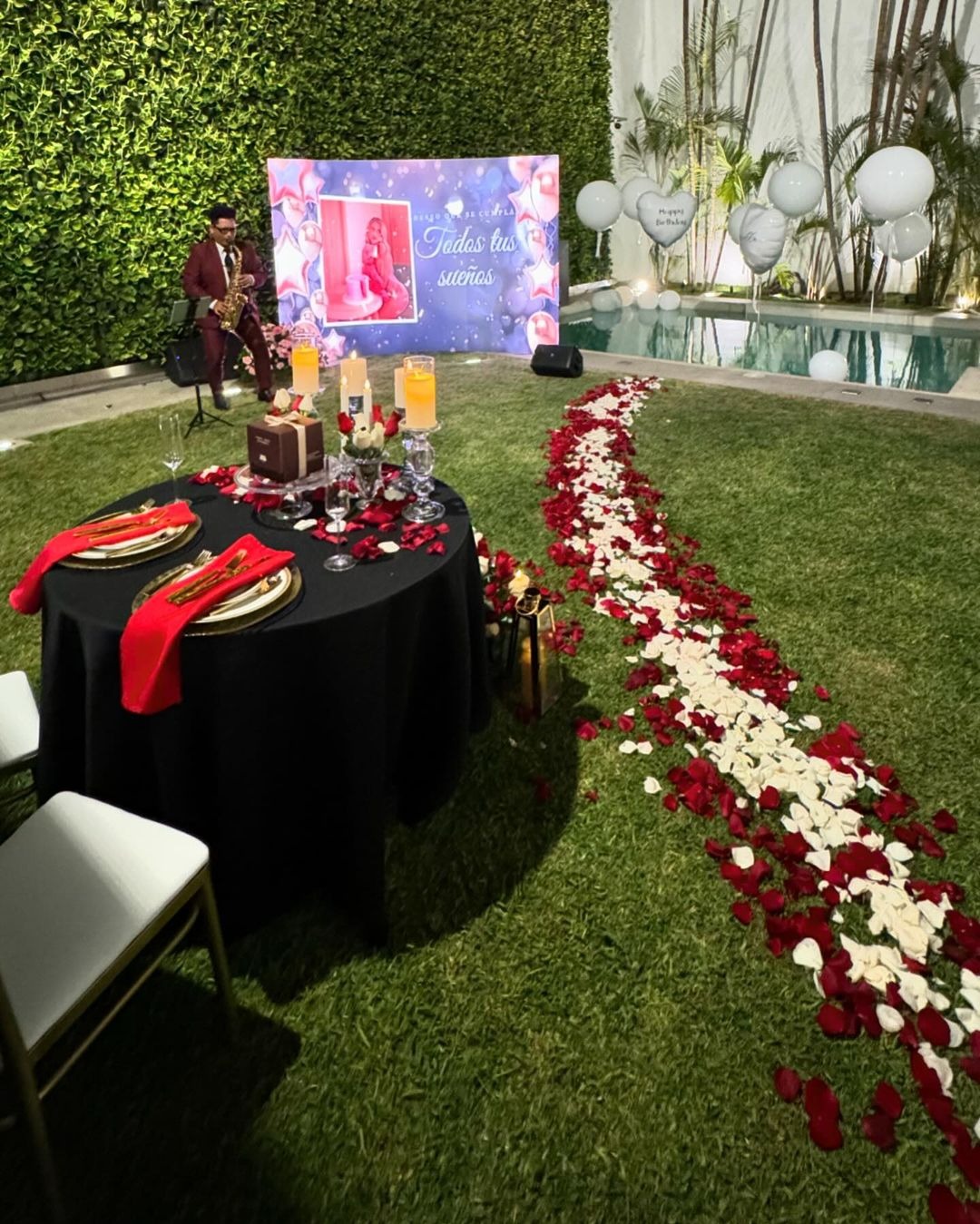 Richard Acuña ambientó la cena romántica con una alfombra de péstalos de rosa que indicó el camino para la celebración/Foto: Instagarm