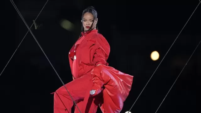 Rihanna anunció su segundo embarazo durante espectacular presentación en el Super bowl