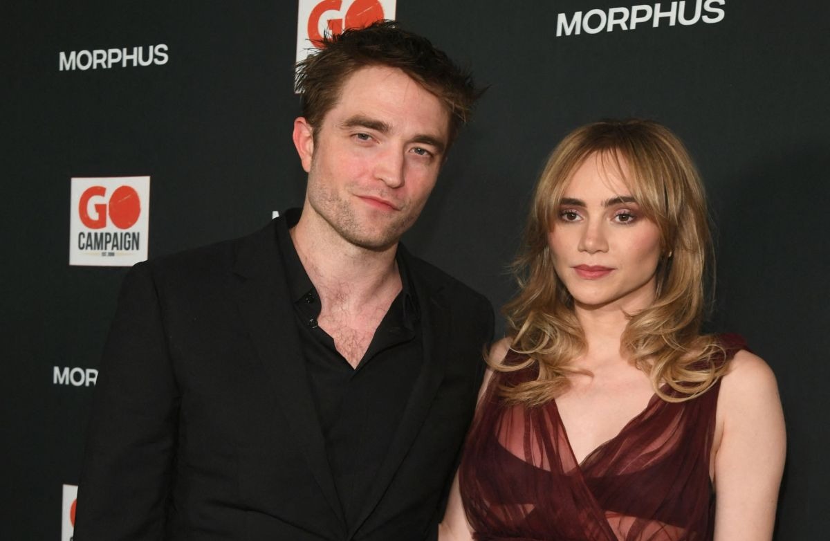 Robert Pattinson y Suki Waterhouse comenzaron su relación en 2018 / AFP