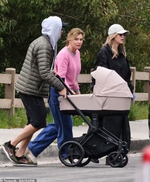 Los actores Robert Pattinson y Suki Waterhouse no han revelado el sexo de su bebé, pero se trataría de una niña / Foto: Daily Mail