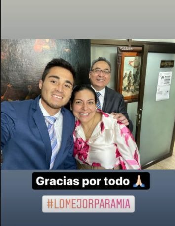 Rodrigo Cuba junto a su padre y abogada.