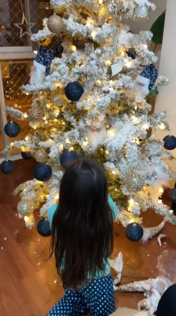 Rodrigo Cuba arma árbol de Navidad con su hija y comparte el resultado