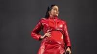 Rosalía subasta traje rojo de su gira "Motomami" para fines benéficos