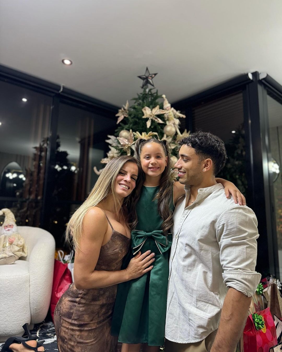 Alejandra Baigorria con Said Palao y Caetana por Navidad / Instagram