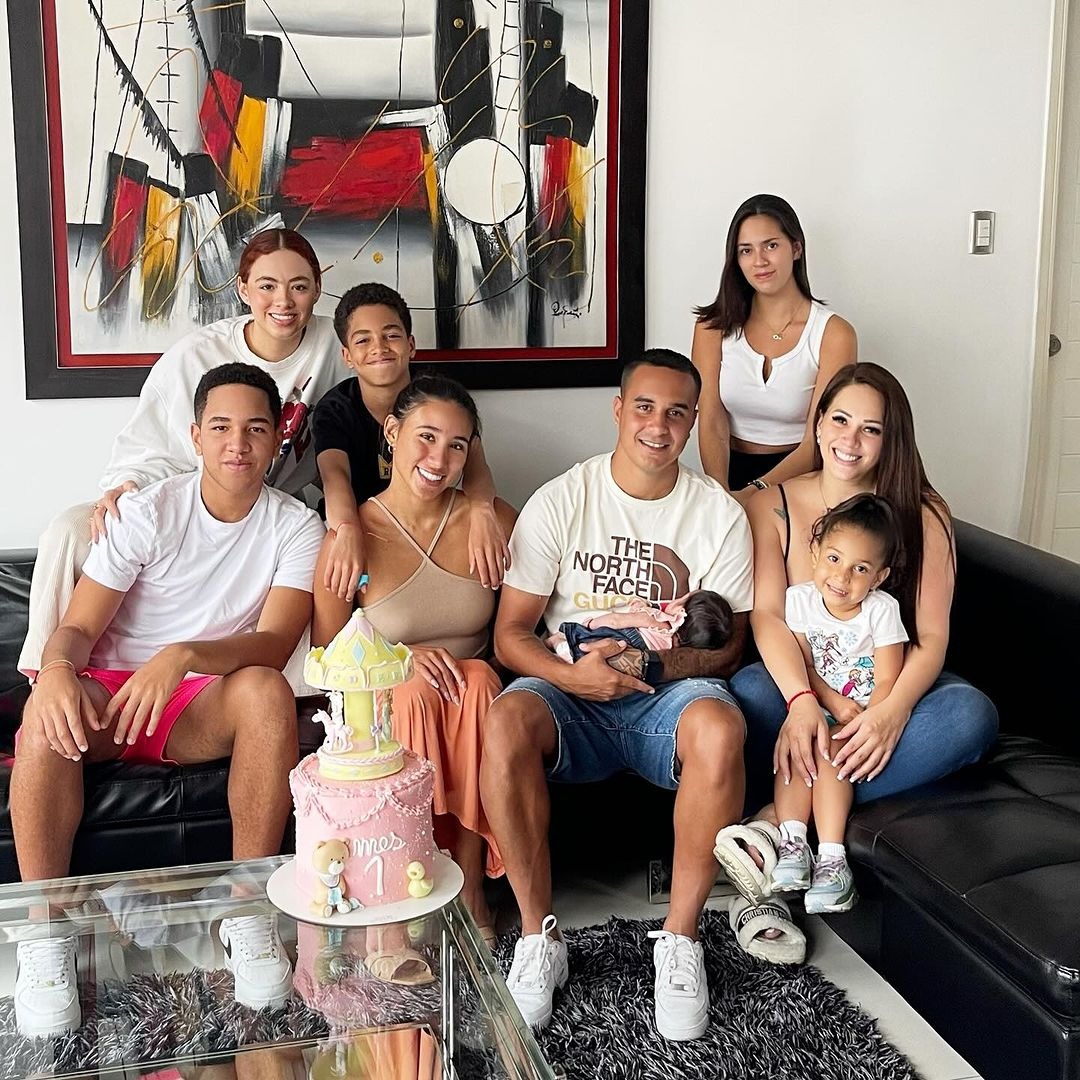 Melissa Klug junto a toda su familia por el primer mes de su hija Cayetana. Fuente: Instagram
