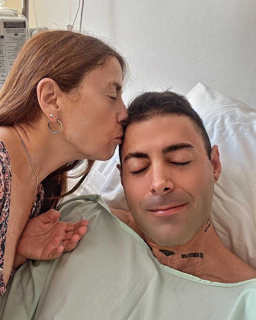 Sebastián Lizarzaburu recibió la visita de su mamá en la clínica / Instagram