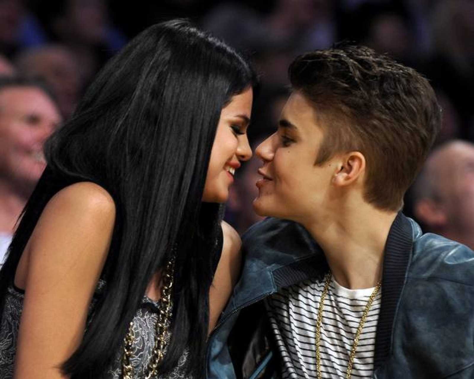 Selena Gomez y Justin Bieber durante un partido de la NBA en abril de 2012. Fuente: AFP