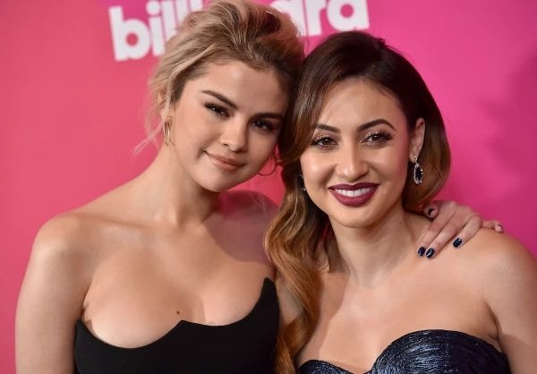 Selena Gomez criticada fuertemente tras no mencionar en documental a su donadora Francia Raisa