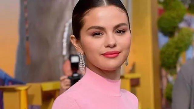 La cantante Selena Gómez presumió su look en el programa The Tonight Show with Jimmy Fallon 