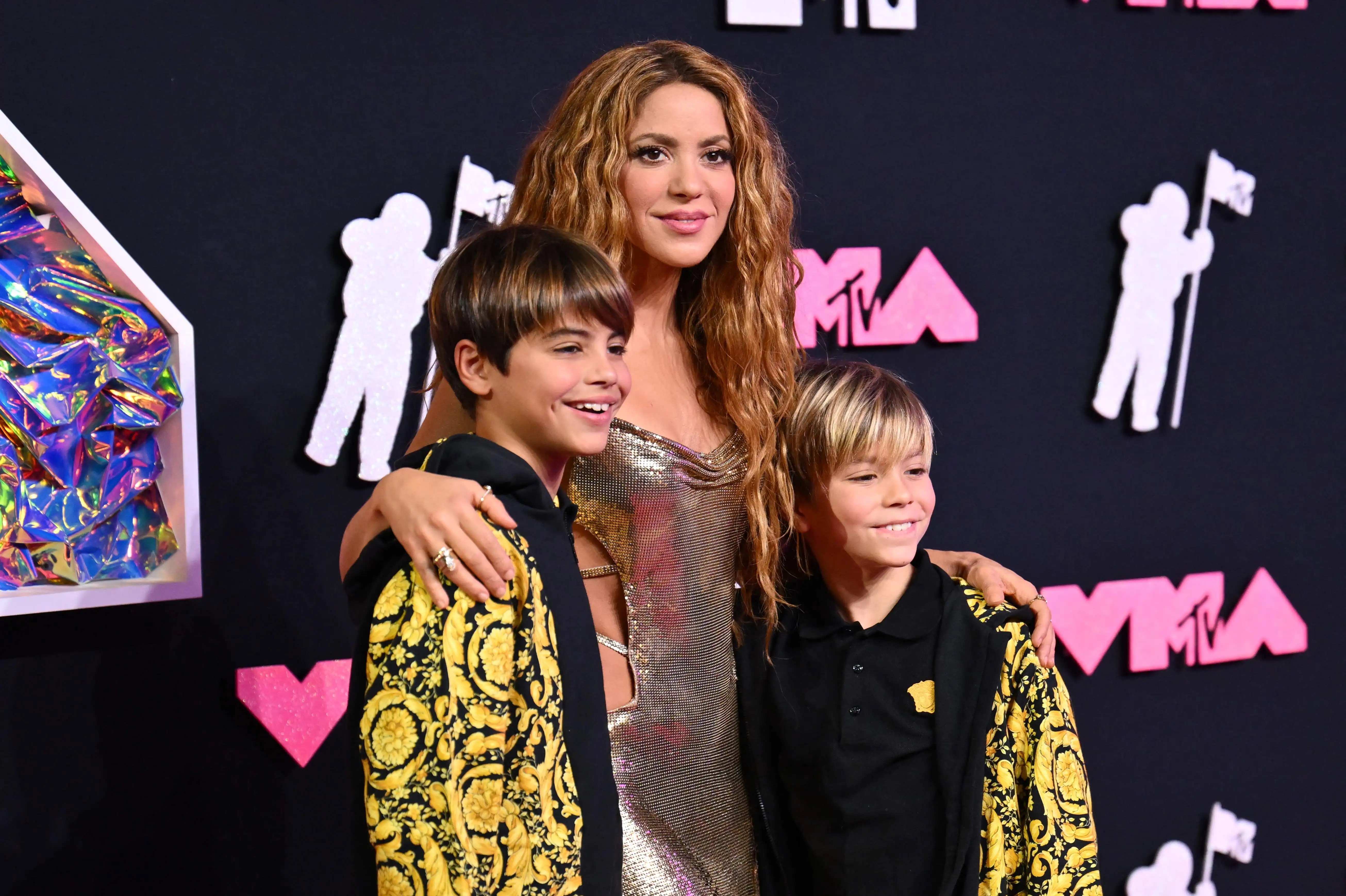 Shakira junto a su hijo Sasha y Milan en los MTV Video Music Awards 2023. Fuente: AFP