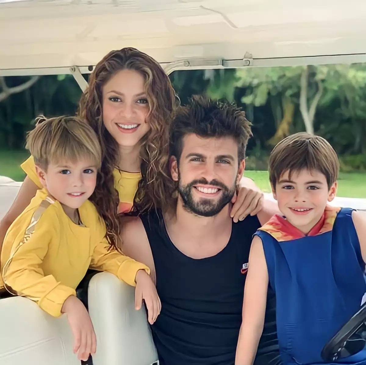 Shakira y Gerard Piqué junto a sus dos hijos. Fuente: Instagram