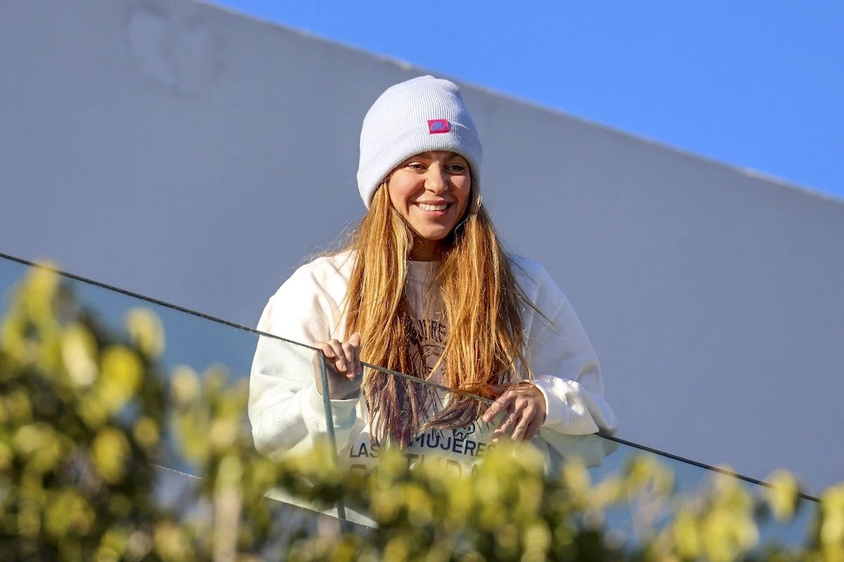 Shakira saludó a sus fans desde el balcón de su casa y lució "frase de venganza"
