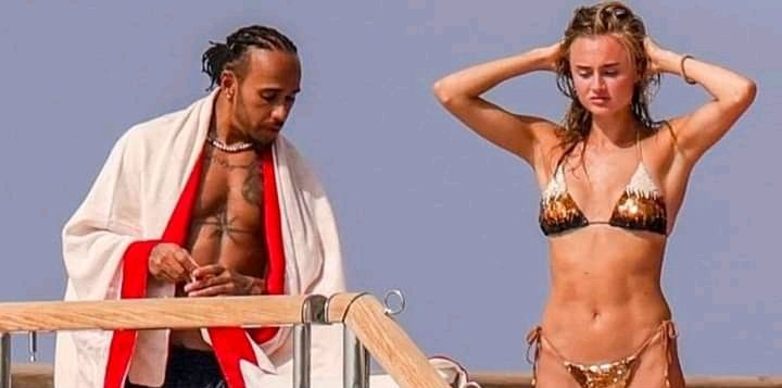 Lewis Hamilton y Jenny Stray paseando en yate en Ibiza/ Foto: Mercedez Team