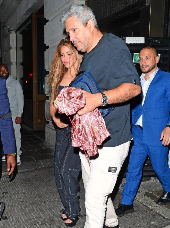 Shakira y Tonino Mebarack saliendo del Novikov Restaurant & Bar de Londres / Foto: ET