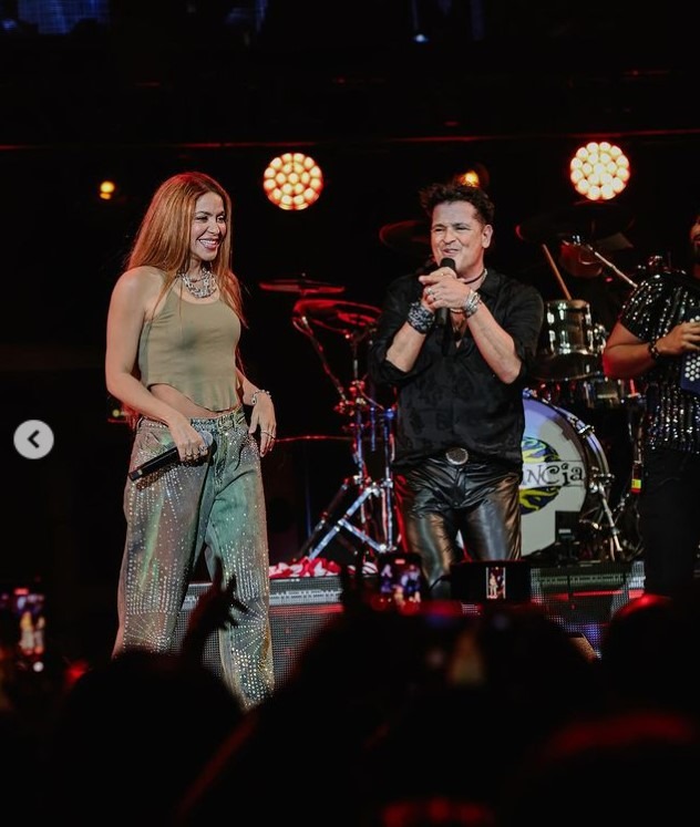 Shakira sorprenidó a Carlos Vives durante su concierto en el Kaseya Center de Miami/Foto: Kaseya Center