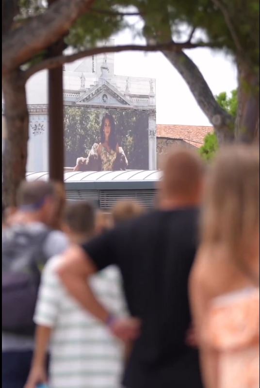 Decenas de turistas quedaron admirados con la fotografía de Georgina Rodríguez en la Basílica di Santa María della Salute en Venecia / Foto: IG Georgina Rodíguez