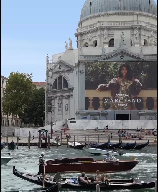 La Basílica di Santa María della Salute de Venecia en Italia luce ahora una gigantografía con la imágen de Georgina Rodríguez/ Foto: Georgina Rodríguez