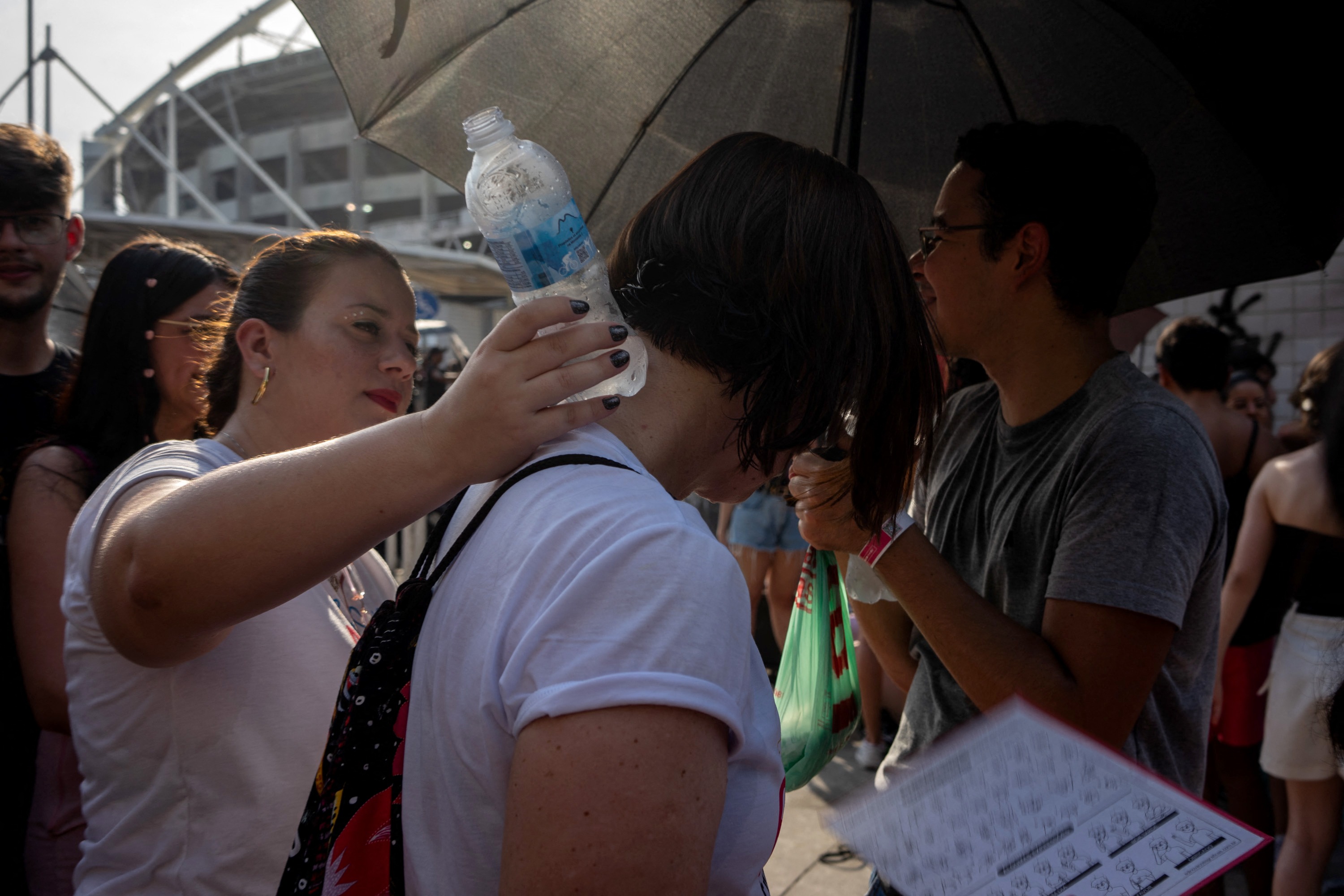 Fánaticos reclamaron que no pudieron entrar con botellas de agua. Fuente: AFP