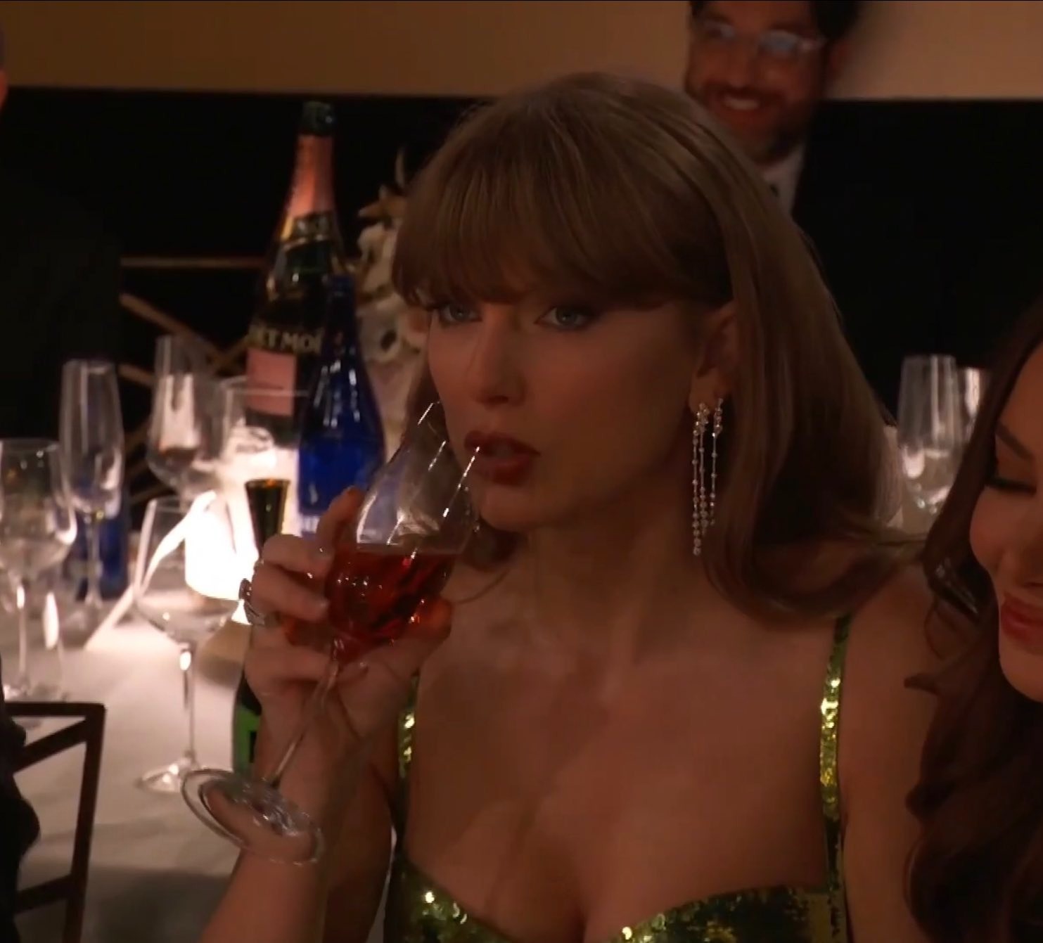 La cara de Taylor Swift ante la broma de Jo Koy en los Globos de Oro / Captura 