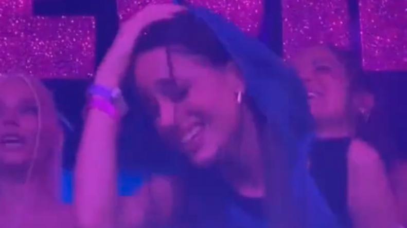 Tini Stoessel fue abucheada en discoteca en Madrid mientras cantaba a capela