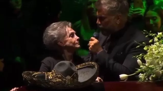 Vicente Fernández: El emotivo momento de Alejandro Fernández y su madre en funeral del cantante